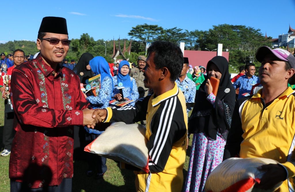 Serahkan bantuan kepada petugas kebersihan